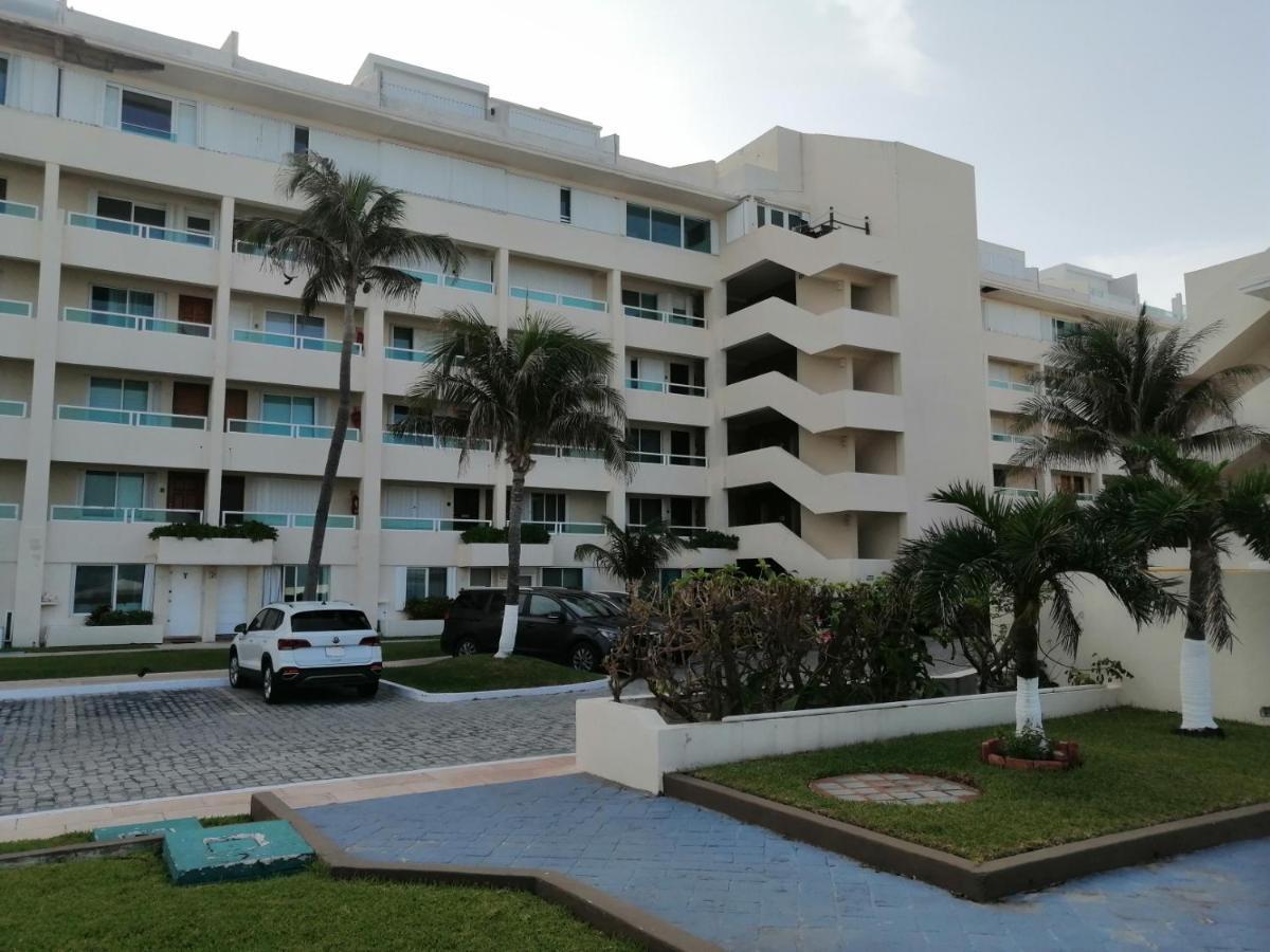 Brisas Beachfront Studios In Hotel Zone แคนคูน ภายนอก รูปภาพ